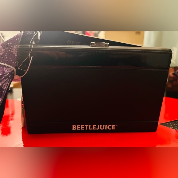 Beetlejuice Lydia Deetz Camera Crossbody Bag Purse Halloween Tim Burton NEW🖤 - Picture 4 of 11